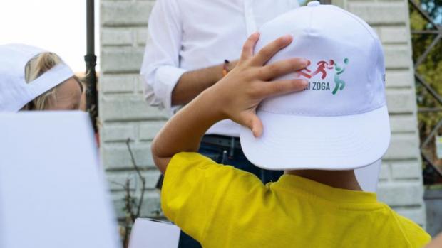 Bambini di spalle