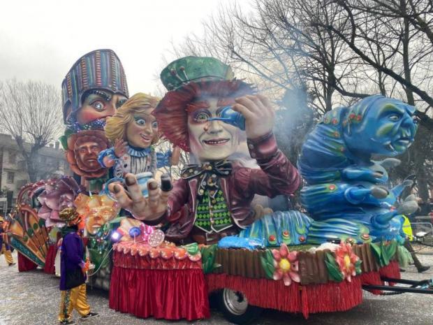 Carro allegorico con personaggi di Alice nel paese delle meraviglie