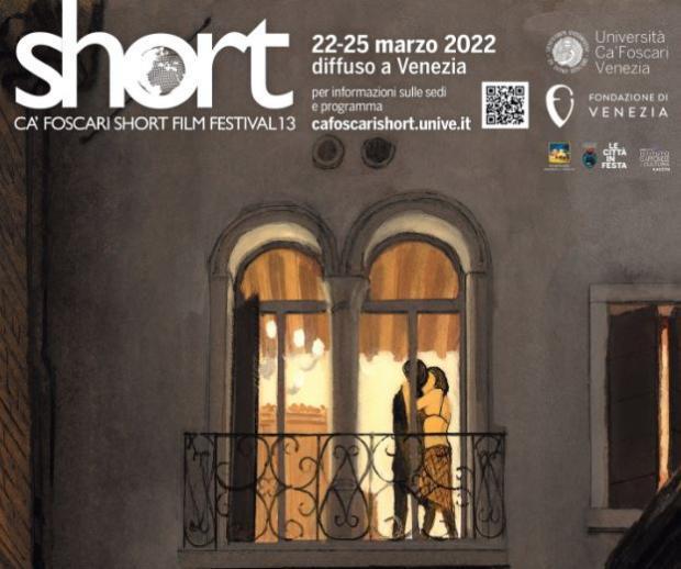 Facciata di un tipico palazzo veneziano. All'interno della bifora si vedono due amanti che si baciano