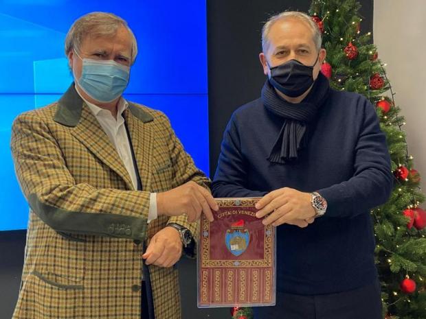 Il sindaco consegna a Zara il gagliardetto con lo stemma del Comune di Venezia