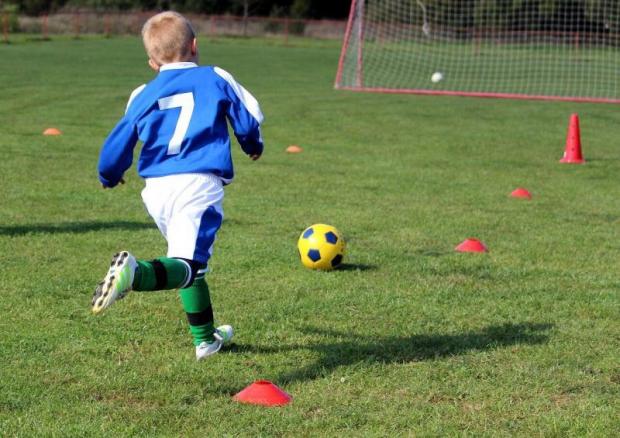 Un bambino che gioca a calcio