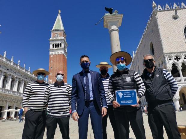 Costalonga con gondolieri