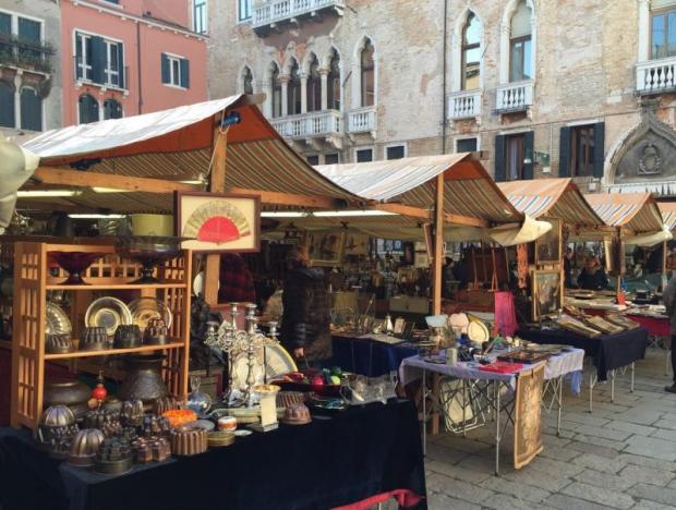 Bancarelle con oggetti d'antiquariato in un campo veneziano