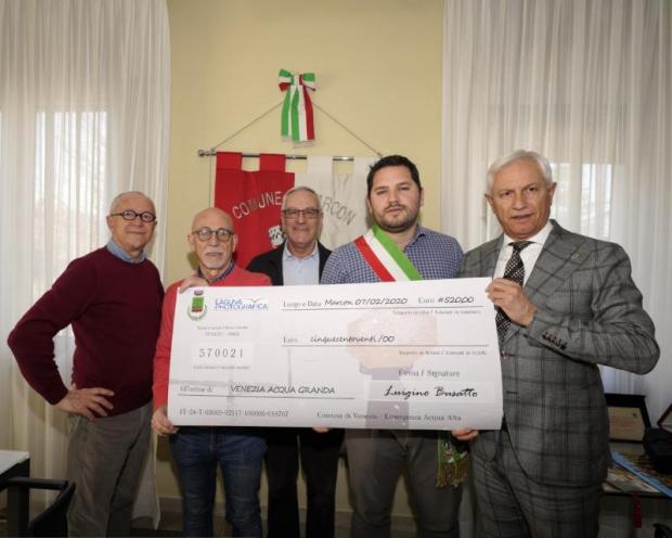 La consegna dell'assegno