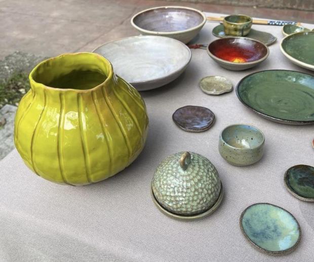 Vasi e piatti di ceramica