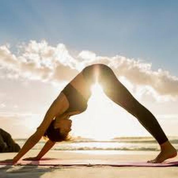 donna che fa esercizio di yoga donna che fa esercizio di yoga