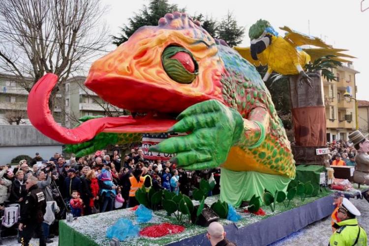 Carnevale di Venezia, il Comune vieta coriandoli di plastica e