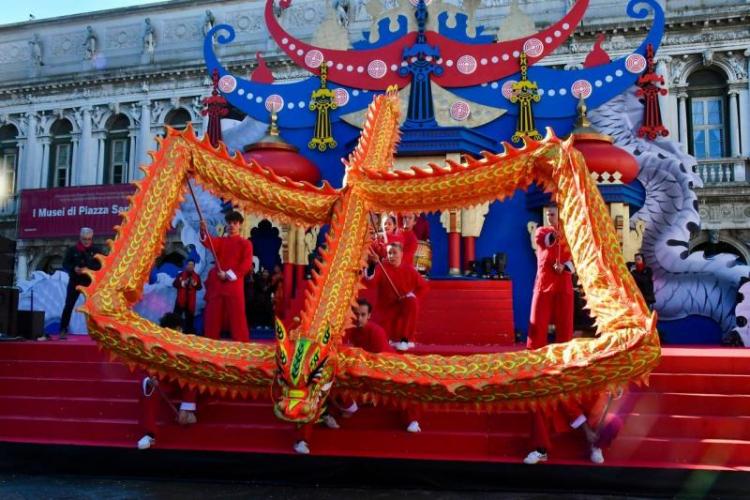 18 febbraio 2023, Venezia, Italia: Partecipanti in costume al Carnevale  delle maschere di Venezia lungo i canali. A Venezia il Carnevale inizia in  barca, mentre migliaia di persone si riuniscono, costeggiano le