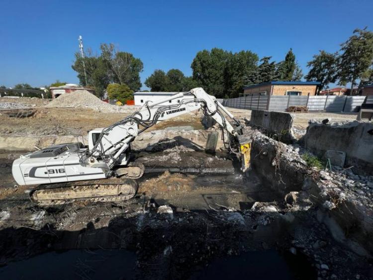 L'assessore Zaccariotto alla piscina comunale di Sacca Fisola per un  sopralluogo del cantiere